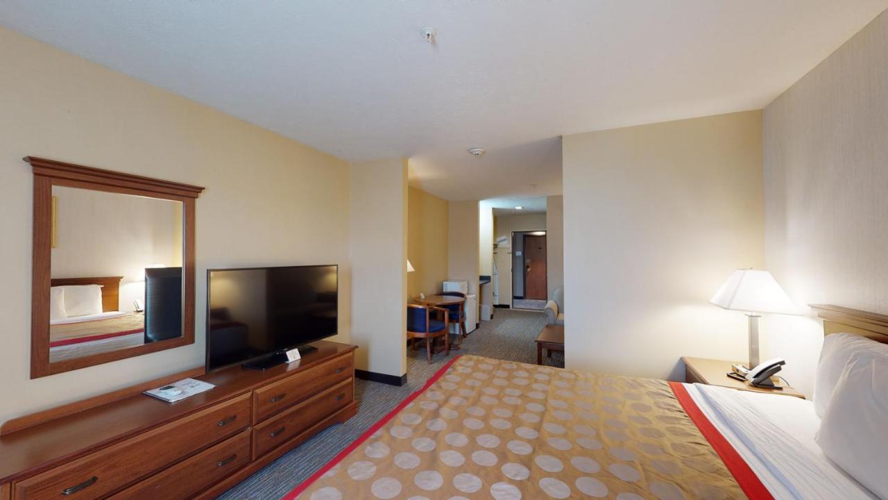 Ramada By Wyndham - Shenandoah Valley Hotel Strasburg