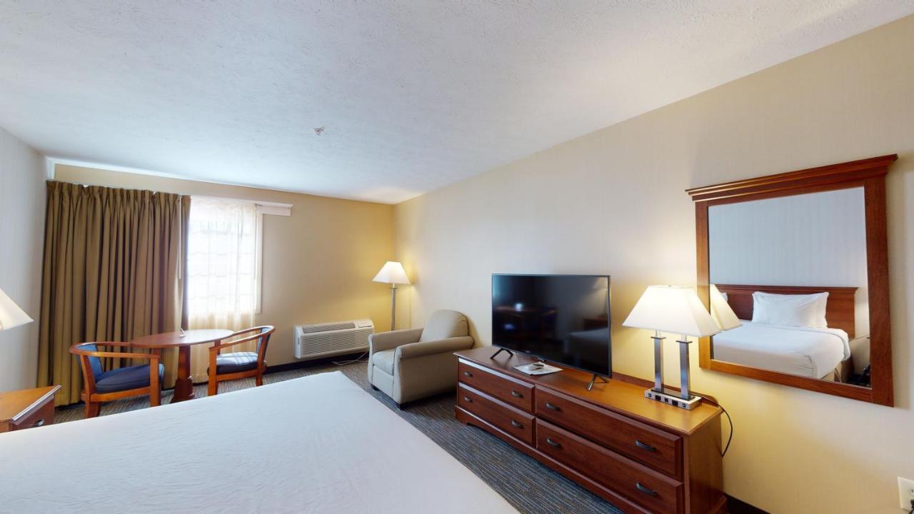 Ramada By Wyndham - Shenandoah Valley Hotel